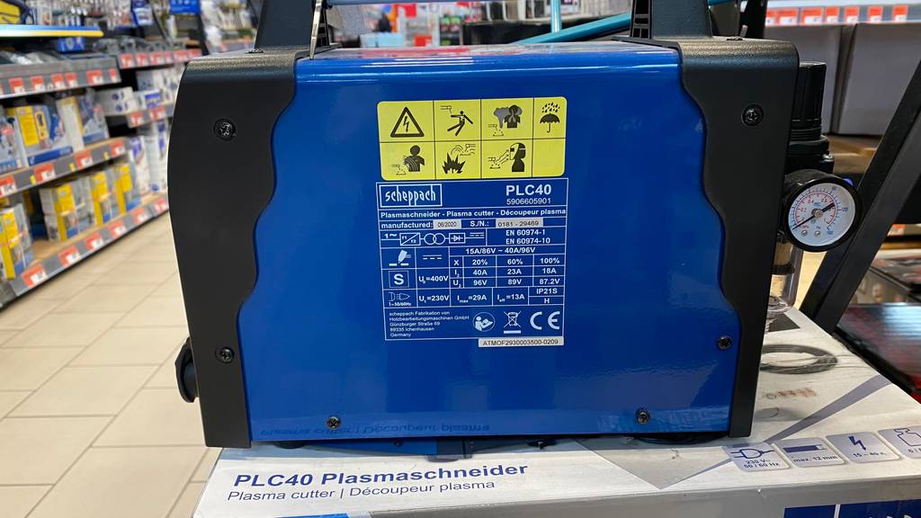 Plasmaschneider getestet: Plasmaschneider von der Seite mit wichtigen Hinweisen zum Produkt.