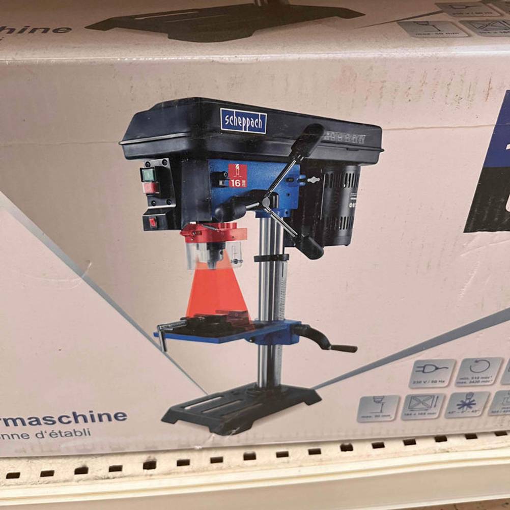 Die getestete Tischbohrmaschine ist auf ihrer Verpackung abgebildet.