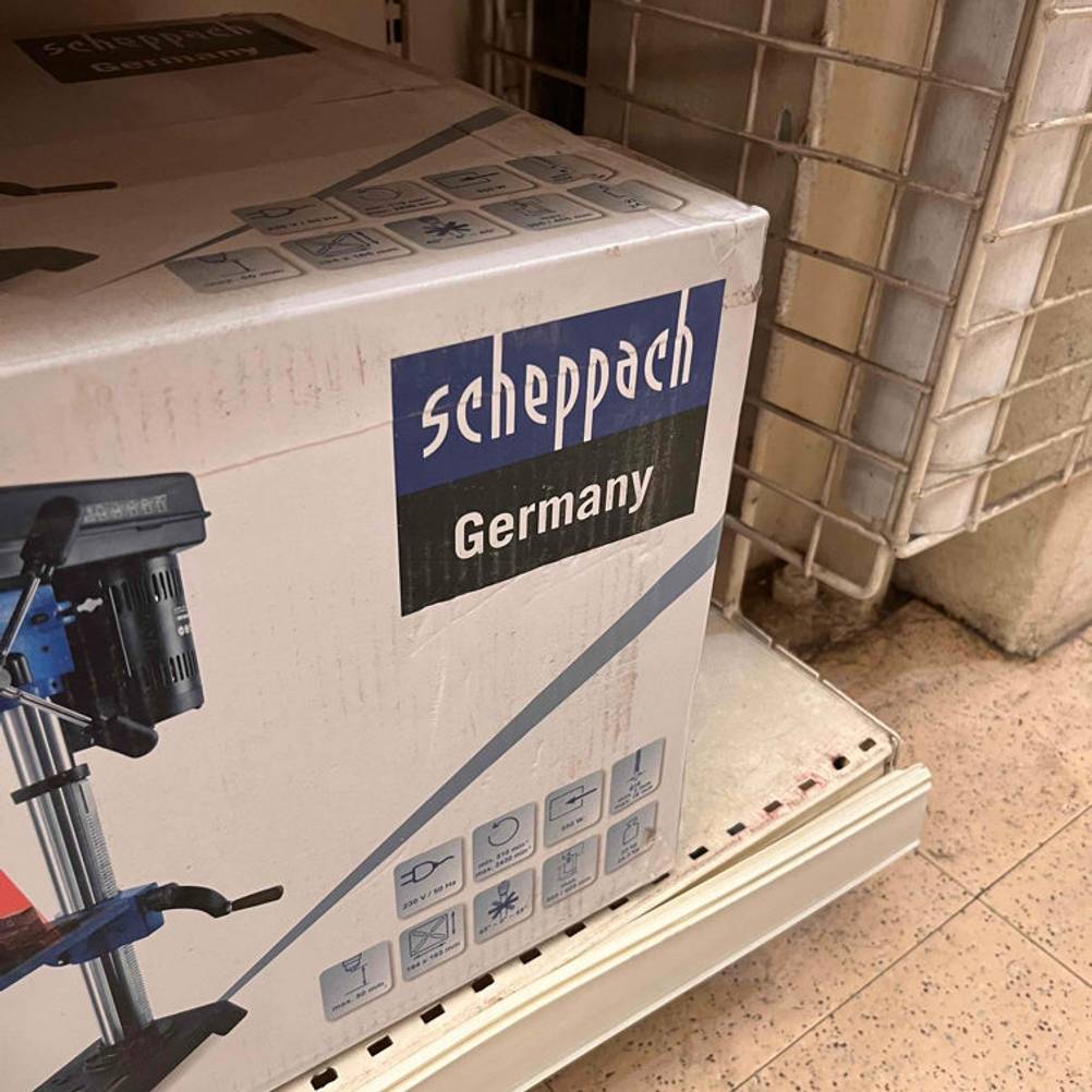 Die getestete Tischbohrmaschine steht im Regal.