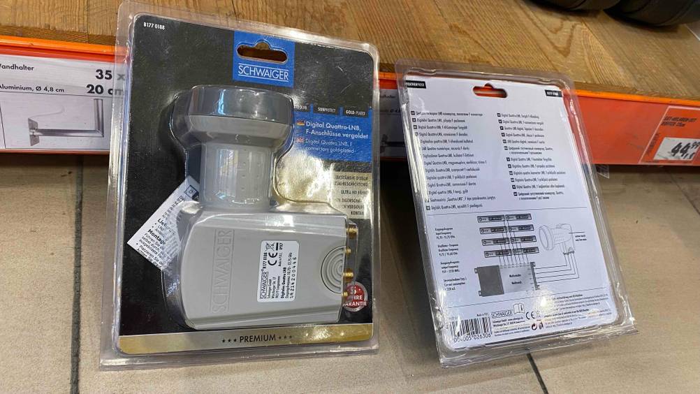 Quattro-LNB getestet: Zwei verpackte Geräte liegen nebeneinander auf einem Fließenboden.