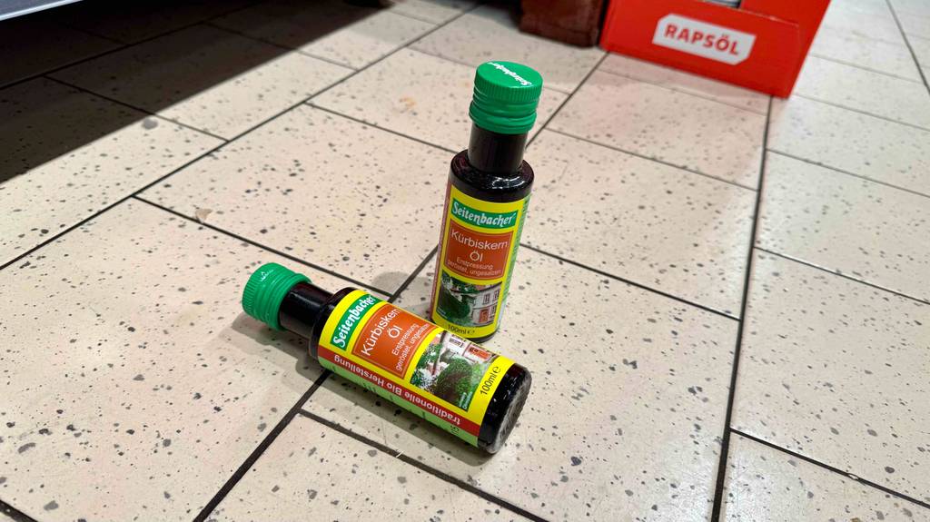 Eine liegende und stehende Flasche des getesteten Bio-Kürbiskernöls.