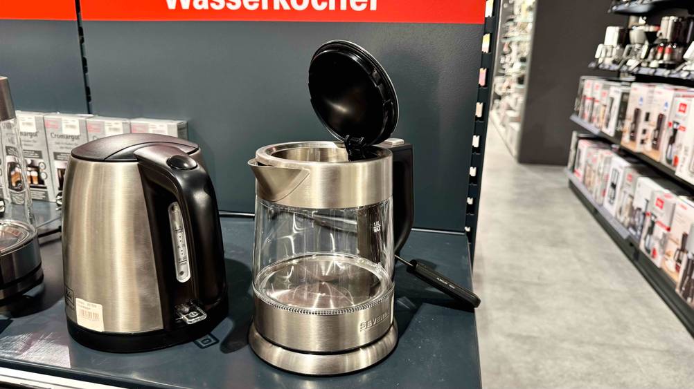 Severin-Wasserkocher-Test: Der Wasserkocher befindet sich neben einem anderen Modell, während der Deckel geöffnet ist.