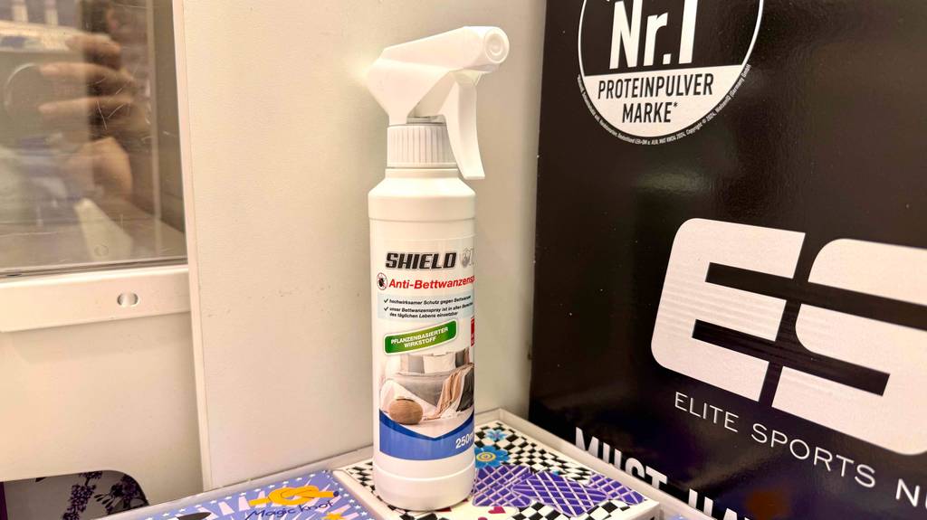 Getestet: Das Mittel gegen Bettwanzen in der weißen Sprühflasche steht auf einem Karton im Verkaufsbereich.