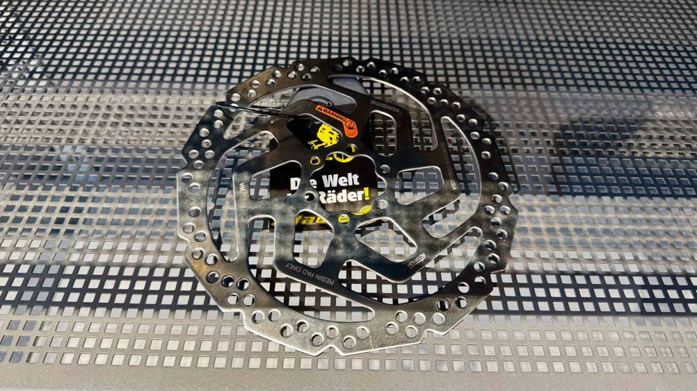 Shimano-Bremsscheibe-Test: Die Bremsscheibe liegt auf einem Gitter.
