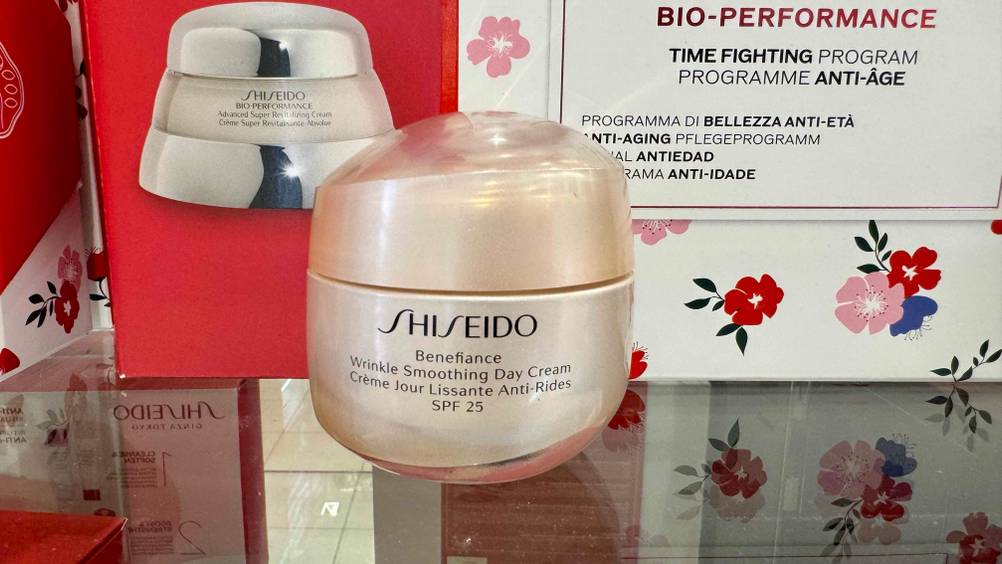 Die getestete Shiseido-Gesichtscreme befindet sich vor der entsprechenden Verpacung, worin sich die Shiseido-Gesichtscreme und andere Produkte befinden.