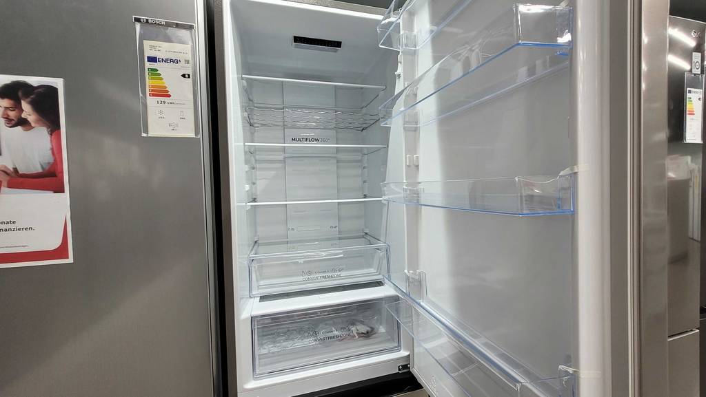 Geöffneter, getesteter Kühlschrank-mit-Gefrierfach mit Fokus auf den Kühlteil.