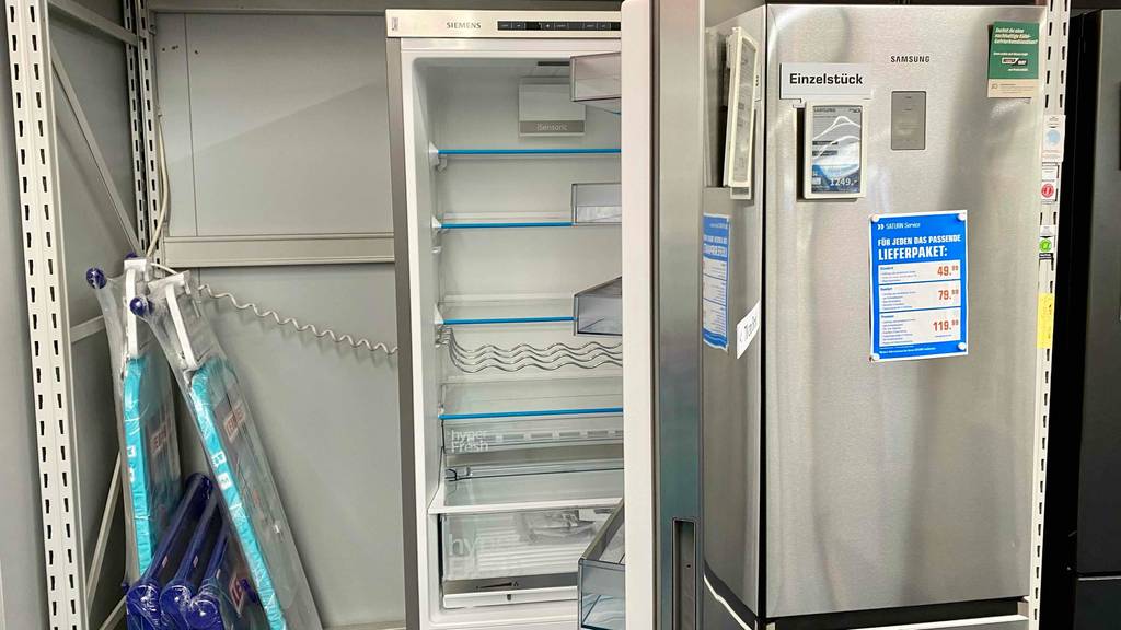 Kühlschrank-70-cm-breit getestet: ein geöffneter Kühlschrank mit Blick in Innere.