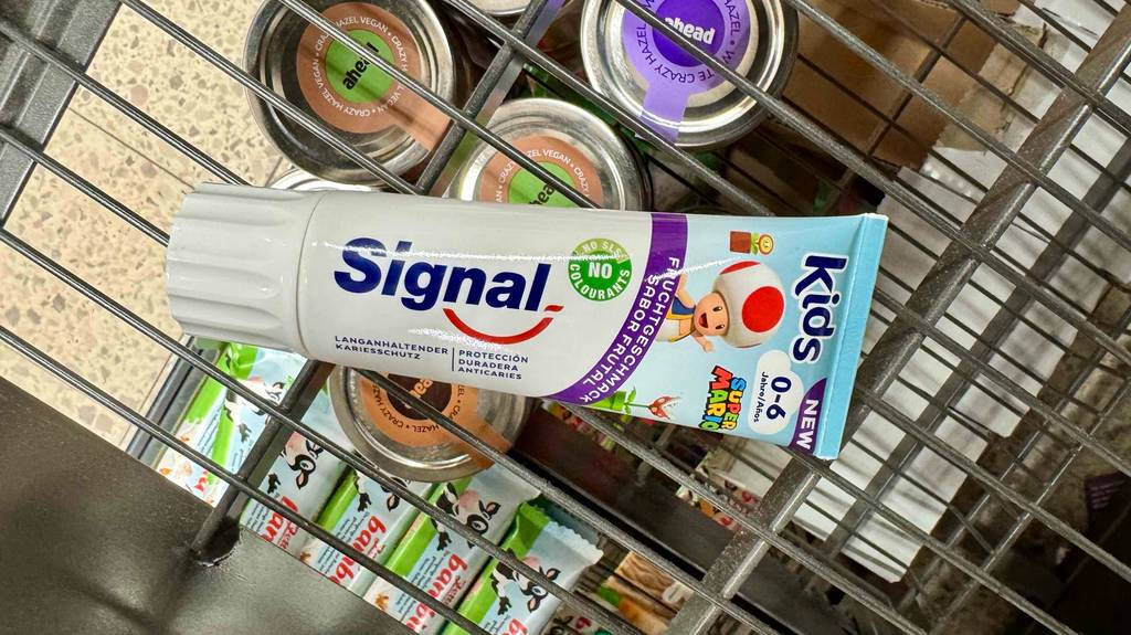 Die getestete Babyzahnpasta von Signal liegt in einem Regal.