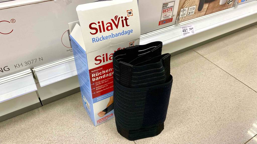 Rückenbandage im Test: eine eingerollte Rückenbandage steht vor der Verpackung.