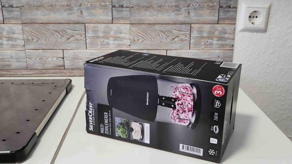 Die Verpackung des getesteten elektrischen-Gemüsehobels liegt auf einer Küchenzeile.