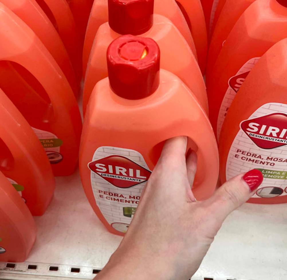Entkalker getestet: Entkalker-Flasche wird aus Regal genommen.