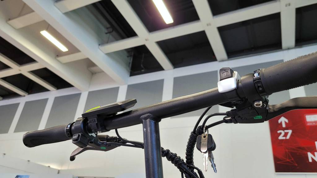 Das Lenkrad des getesteten E-Bikes ist zu sehen