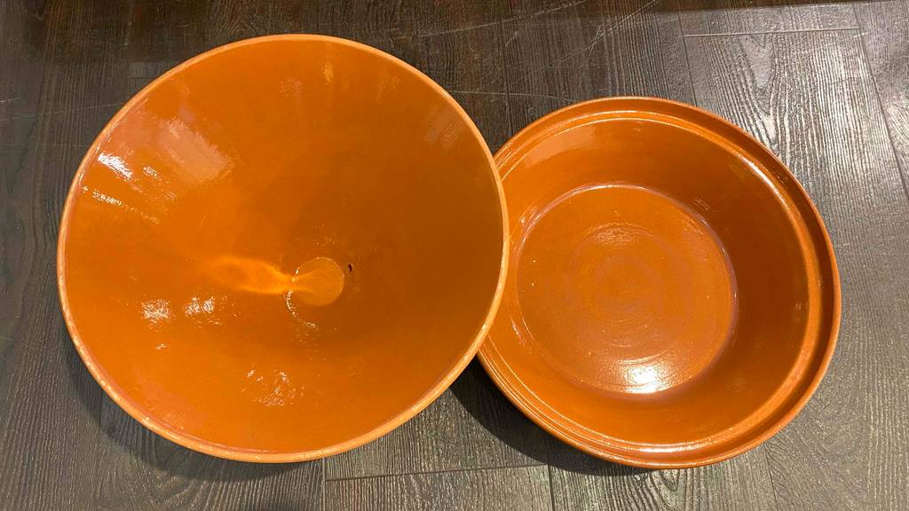 Tajine im Test: eine geöffnete Tajine mit Blick auf die Innenseite.