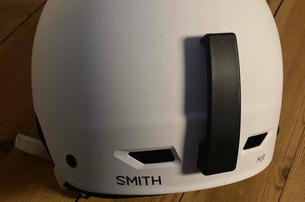Snowboardhelm-Test: weißer Snowboardhelm von der Rückseite ersichtlich.