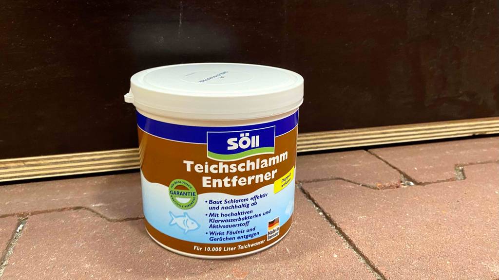 Teichschlammentferner im Test: Ein Teichschlammentferner von Söll steht auf einem Steinboden.