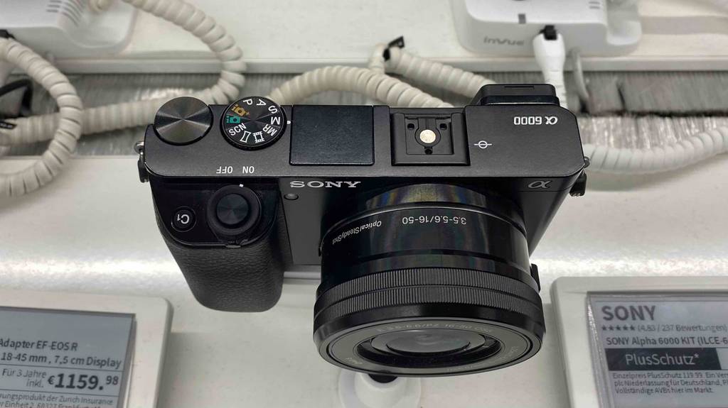 Sony-Kompaktkamera getestet: Ein Gerät von oben auf einer hellen Fläche.