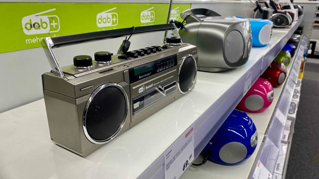 Soundmaster-Radio getestet: mehrere Radios stehen in einem Regal.