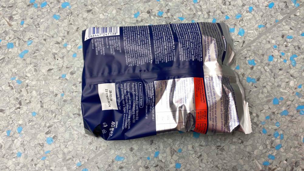 Protein-Chips im Test: Rückseite einer Packung Chips auf Fließenboden