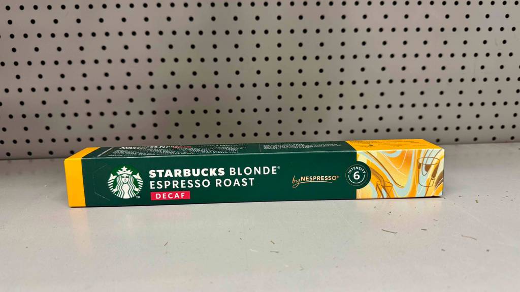 Espresso-Sticks-Test: Eine Packung Espresso-Sticks von Starbucks in einem Regal liegend.