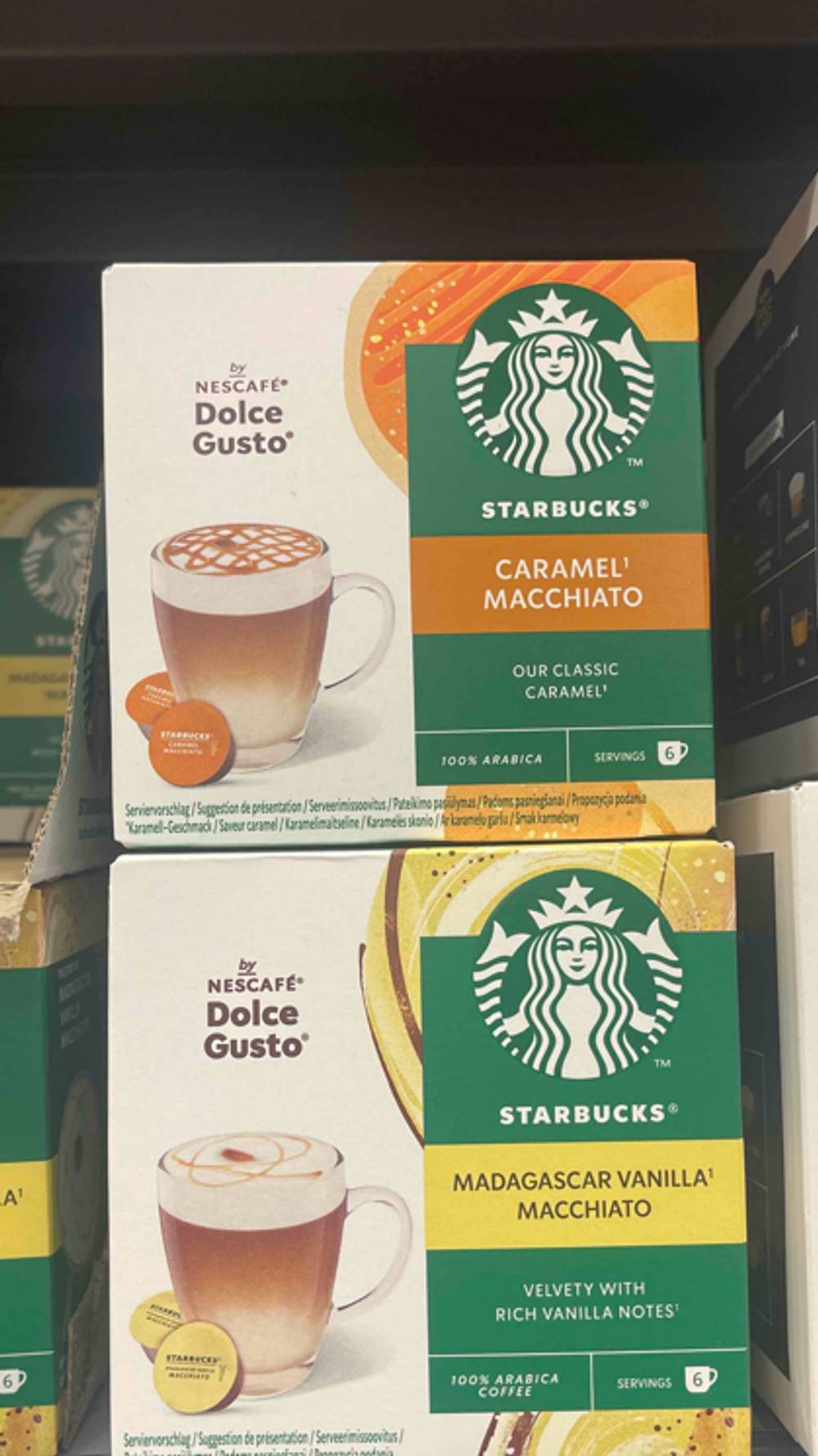 Mehrere getestete Starbucks-Kaffee stehen in einem Regal.