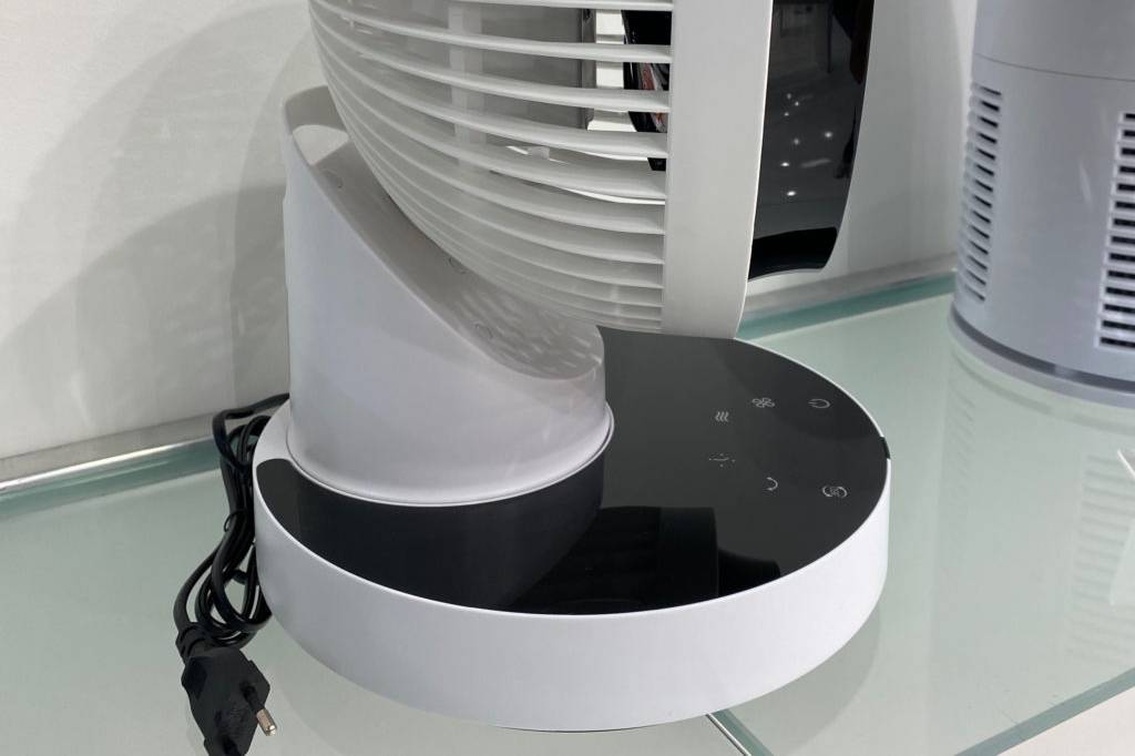 Tischventilator im Test: Ein Ventilator von der Seite auf einer hellen Oberfläche