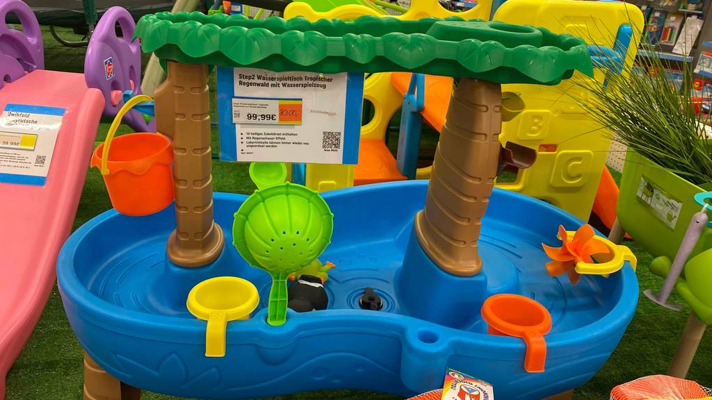 Wasserspieltische getestet: Ein Tisch von schräg oben auf einer grünen Fläche.