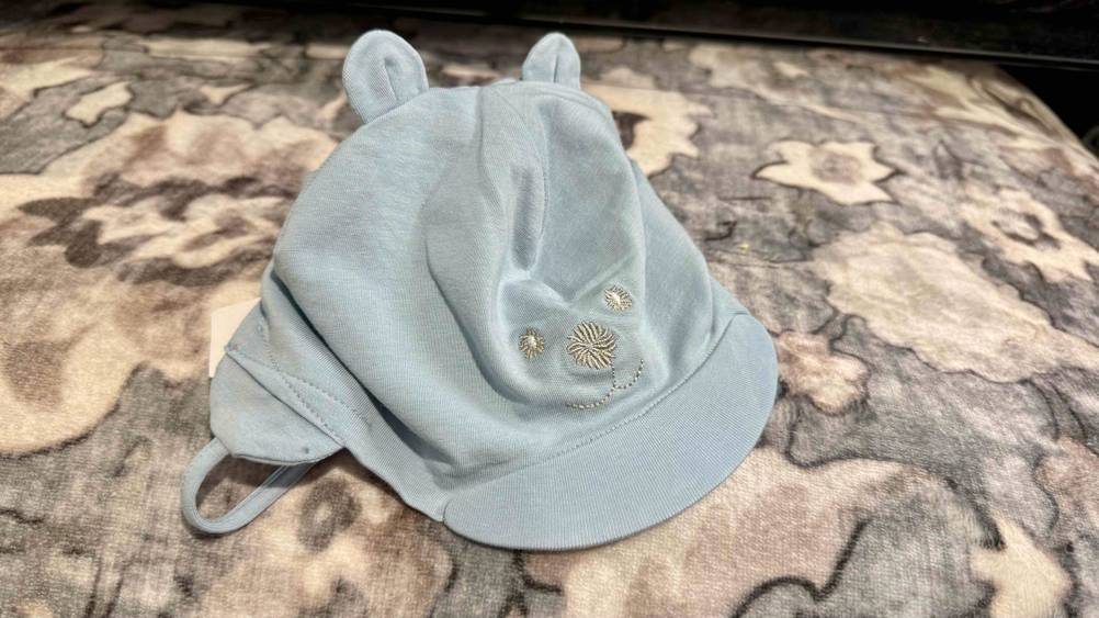 Die getestete Babymütze in der Farbe Blau in Nahaufnahme.