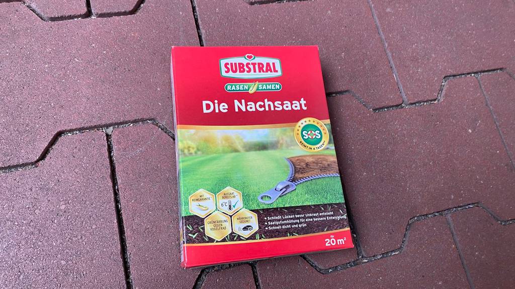 Rasen-Nachsaat getestet: Eine Packung liegt auf einem Steinboden