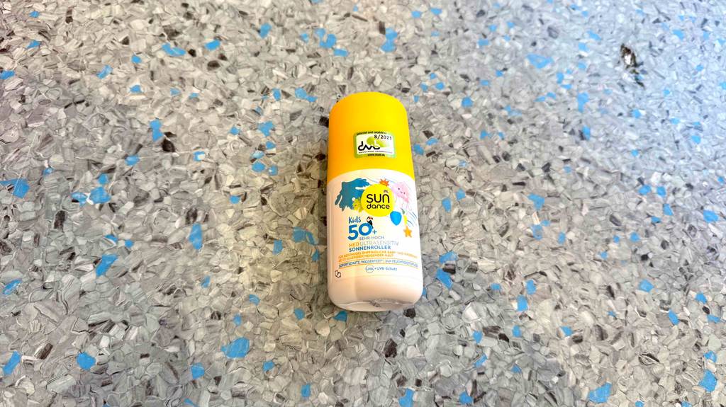 Die getestete Sonnencreme für Baby im liegenden Zustand.