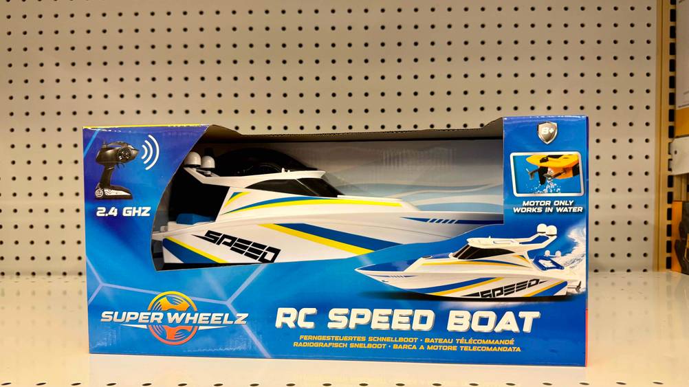 Das getestete ferngesteuerte Boot steht in einem leeren Regal.