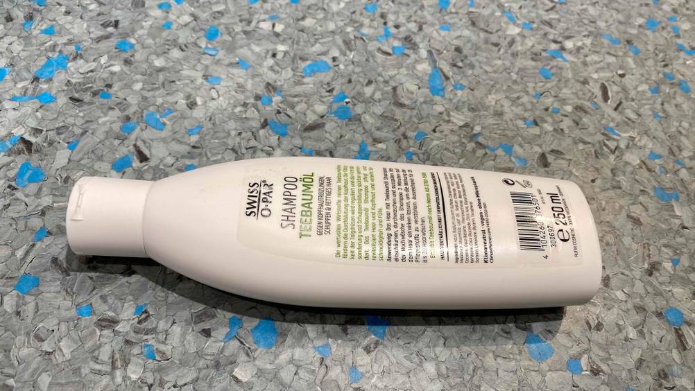 Die Rückseite einer Flasche des getesteten Teebaumöl-Shampoos.