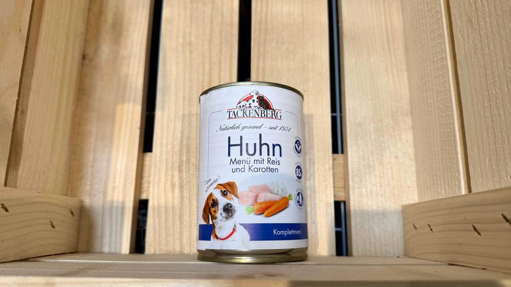 Tackenberg-Hundefutter-Test: Das Hundefutter steht in einem Holzregal.
