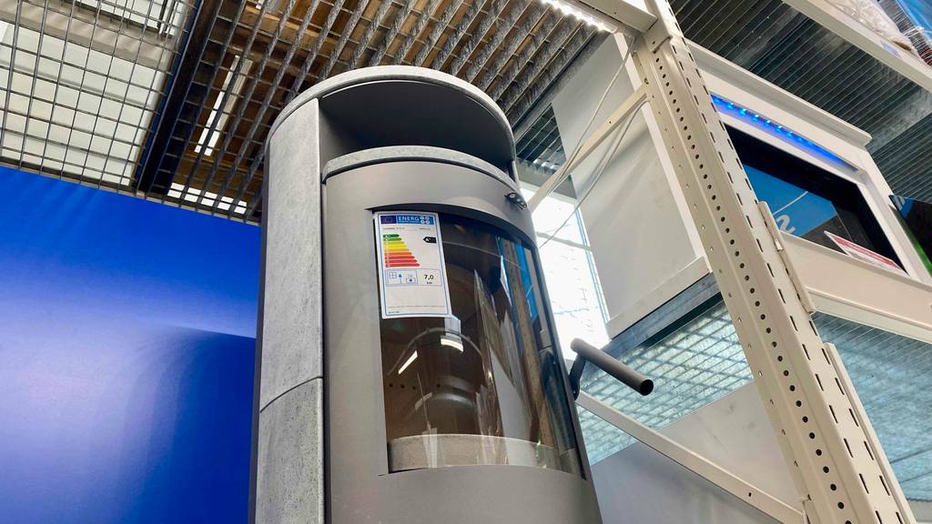 Dauerbrandofen-Test: ein Dauerbrandofen mit Etikett darauf worauf Energieeffizienzklasse ersichtlich ist.