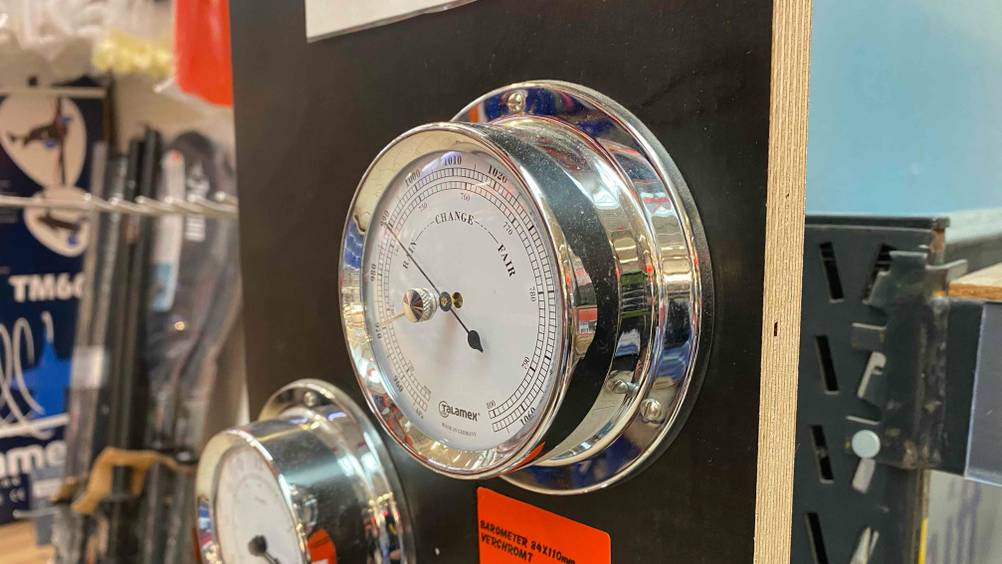Barometer getestet: Ein an einer Holzwand montiertes Barometer von der Seite.