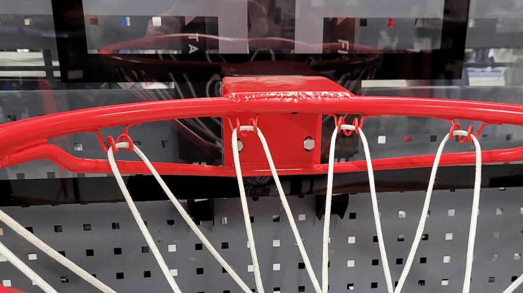 Basketballkorb getestet: rotes Gestell von Basketballkorb.