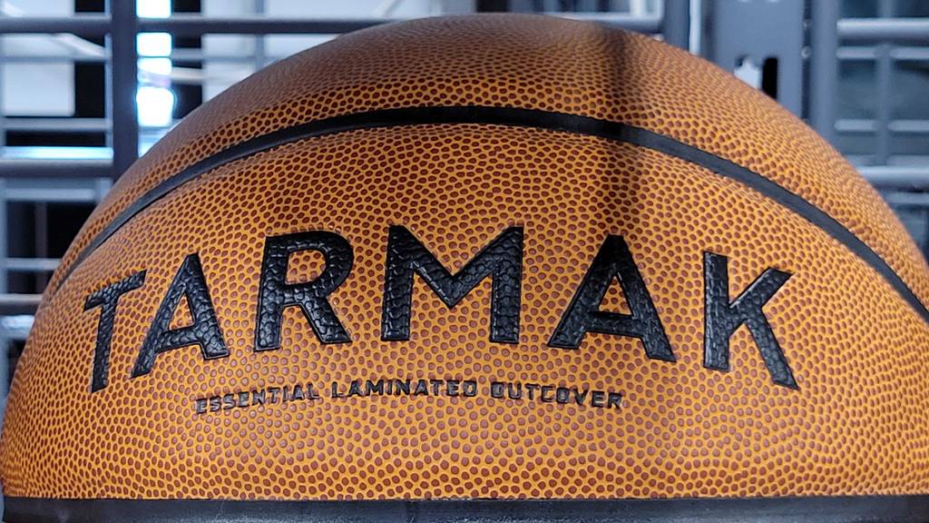 Nahaufnahme der Markenaufschrift des getesteten Basketballs.