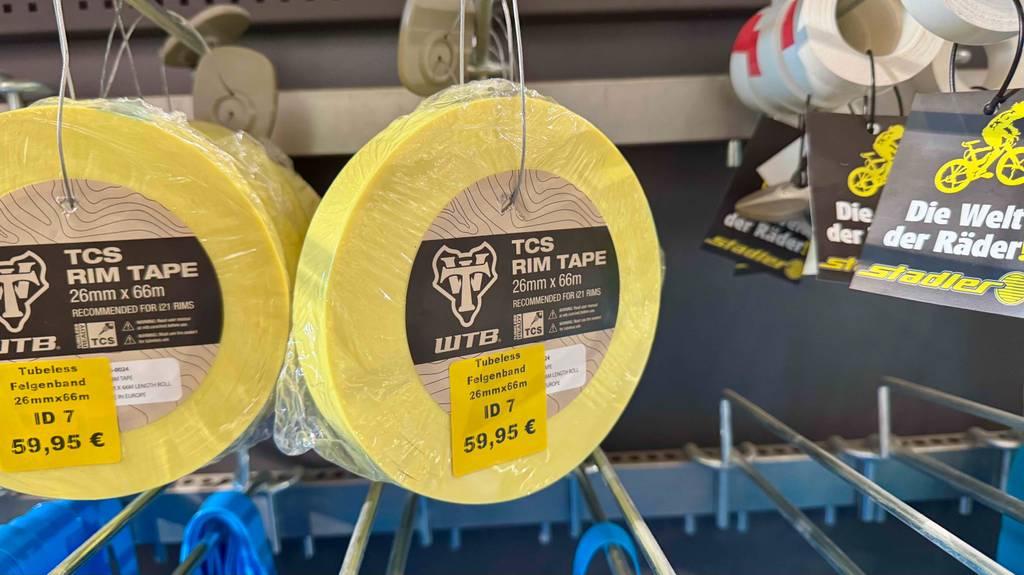 Das gelbe getestete Felgenband hängt in mehreren Verpackungen inklusive Preisschild an einem Regal.