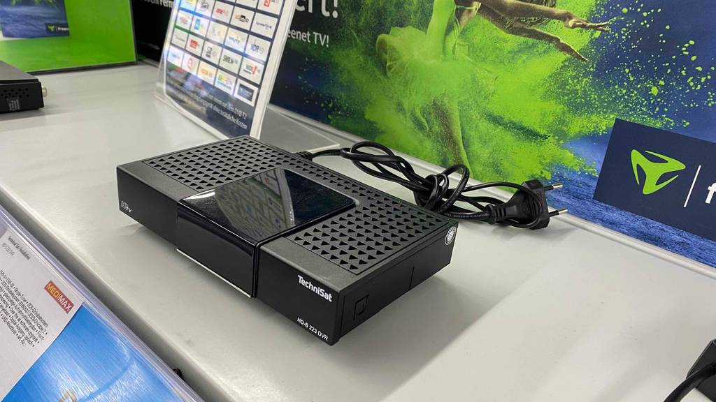 Ein getesteter Technisat-Receiver steht in einem Regal.