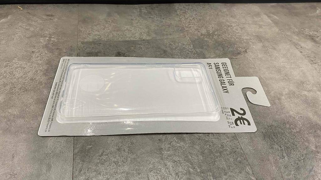 Samsung-Galaxy-A51-Hülle getestet: Auf einem grauen Boden liegt das Produkt.