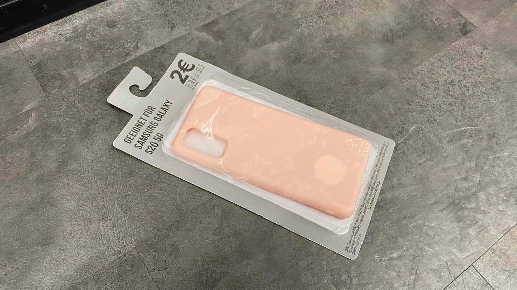 Samsung-Galaxy-S20-Hülle getestet: Ein Produkt in Originalverpackung auf einem grauen Boden.