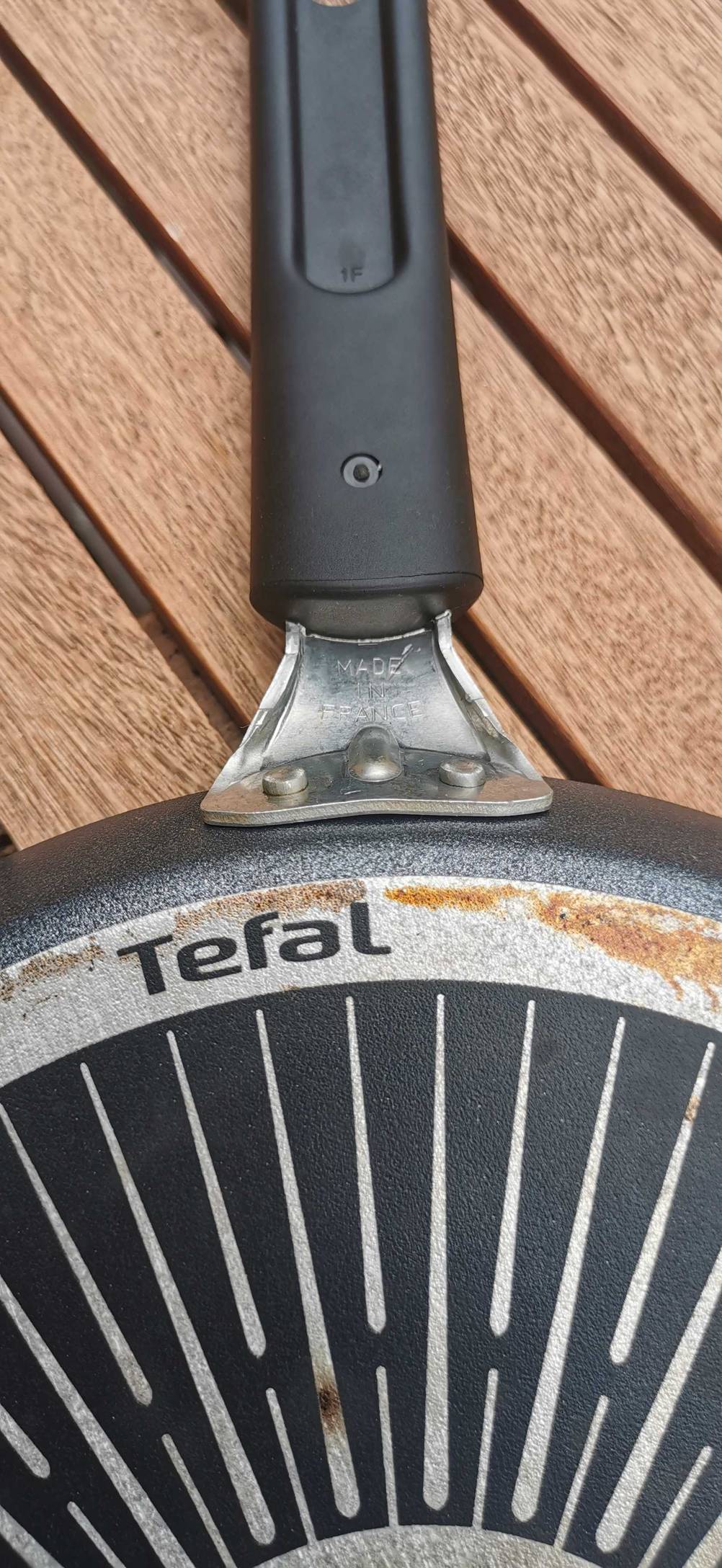 Nahaufnahme der Unterseite mit Logo einer getesteten Crêpes-Pfanne.