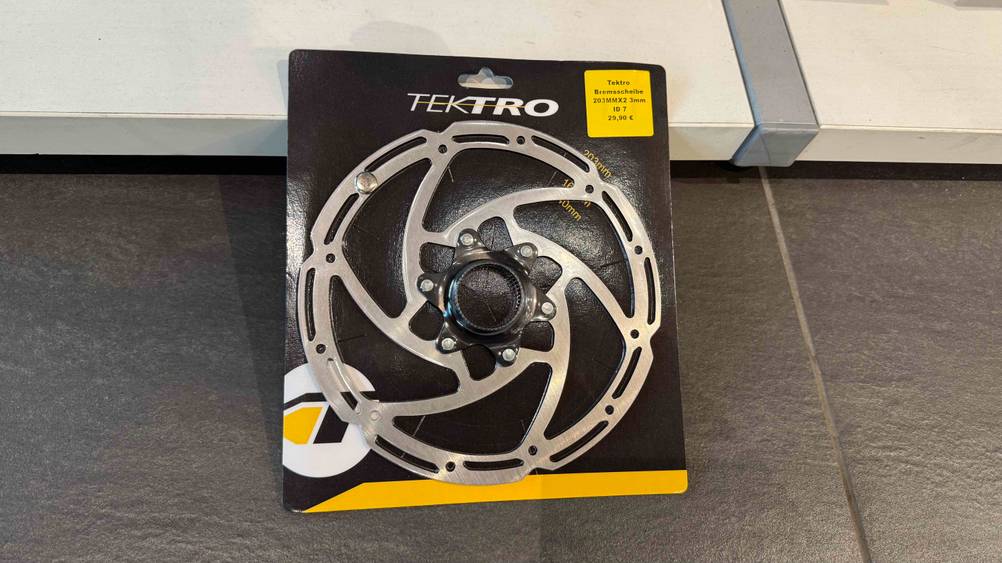 Bremsscheibe 203 mm-Test: Die Bremsscheibe lehnt an einem Regalboden.