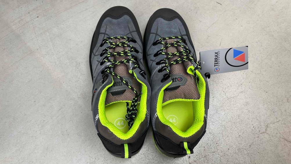 Sicherheitsschuhe-S1P Herren im Test: Zwei Schuhe von oben nebeneinander auf einem Steinboden