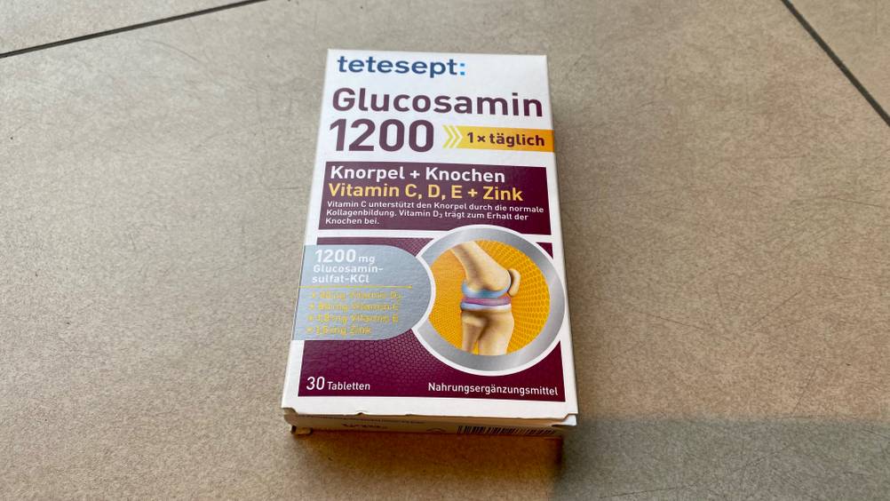 Eine Packung des getesteten Glucosamins auf einer beigen Fläche liegend.
