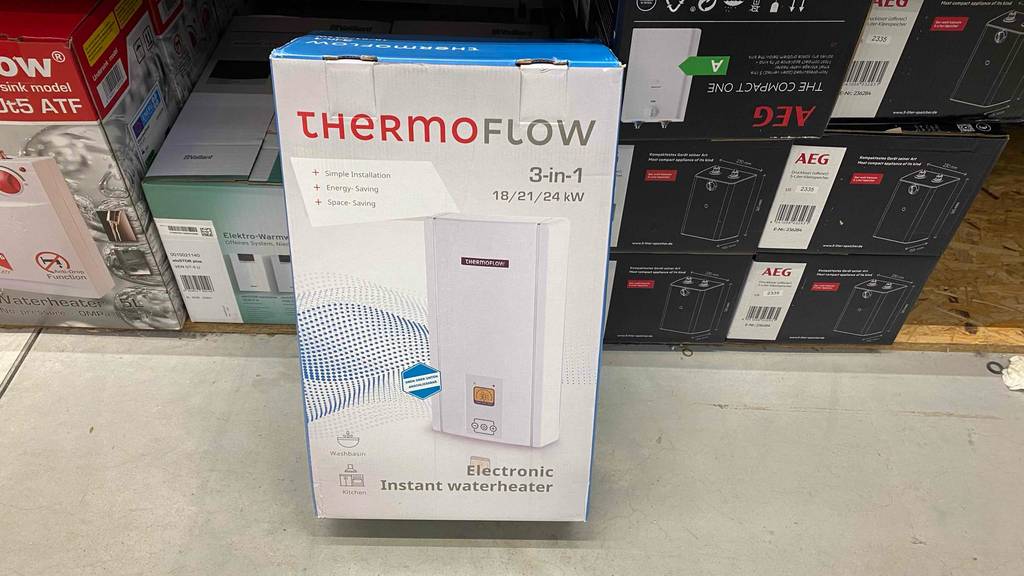 Ein getesteter ThermoFlow Durchlauferhitzer in Originalverpackung lehnt an anderen Produkten.