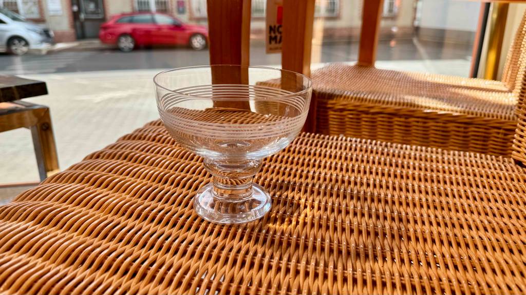 Auf einem Korbgeflecht befindet sich der Glas-Eisbecher im Test.