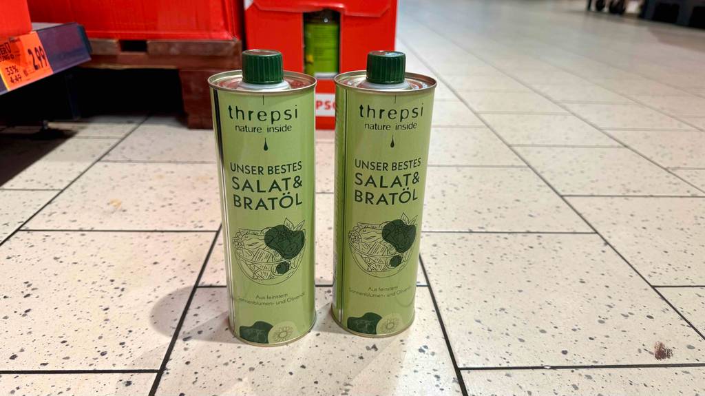 Test: Zwei Salatöle stehen in einem Geschäft auf dem Boden nebeneinander.