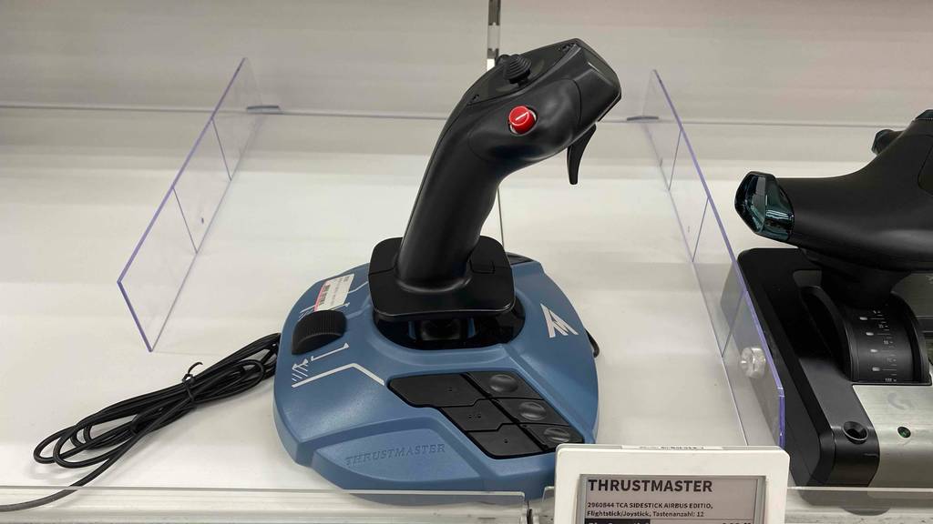 Joystick-Test: ausgepackter Joystick in einem Regal stehend.