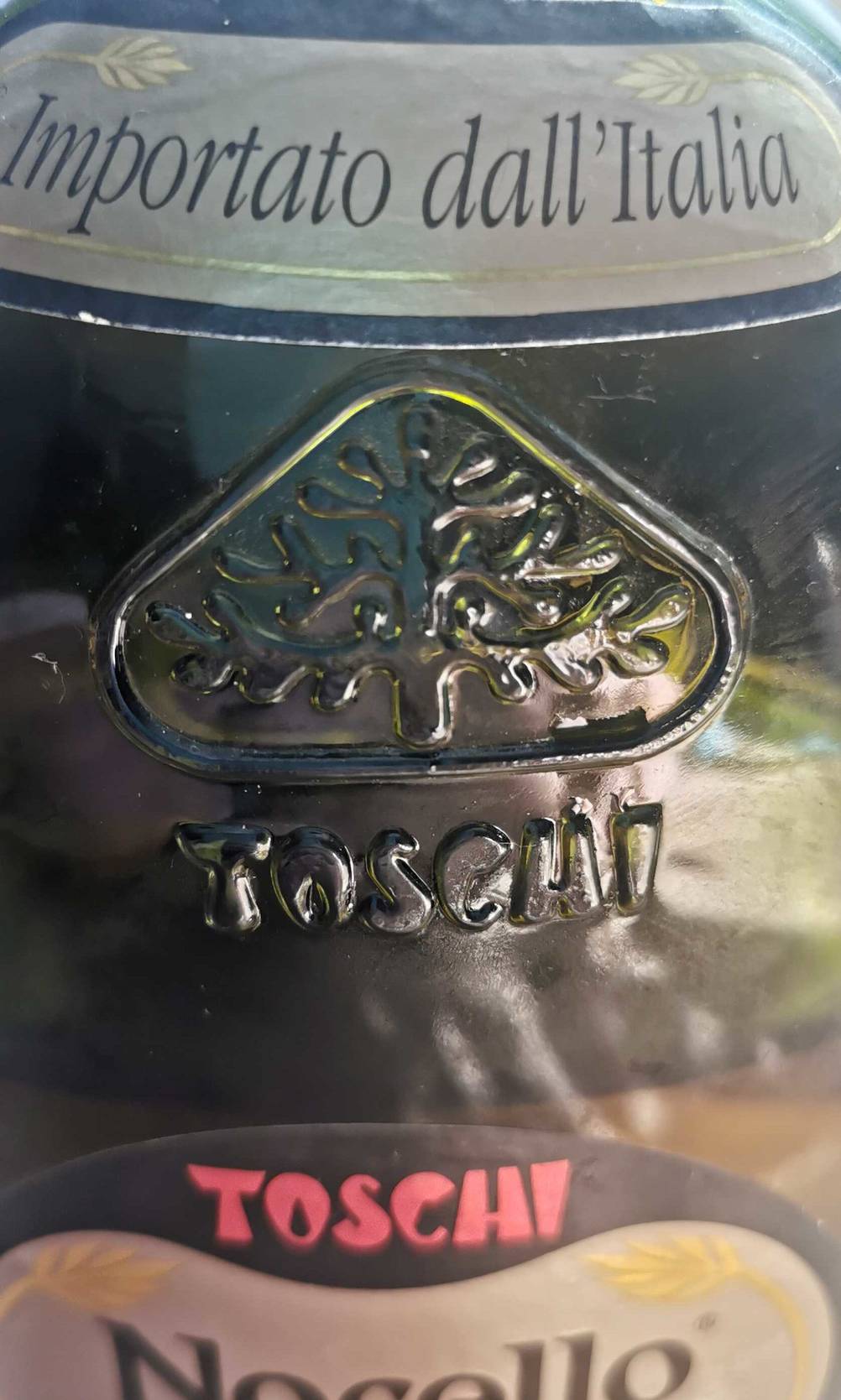Haselnussschnaps getestet: Nahaufnahme von dunkler Flasche der Marke Toschi.
