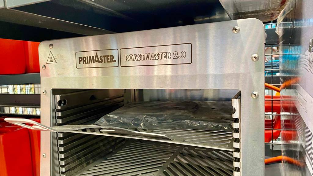 Modellname eines getesteten Oberhitzegrills im Fokus.